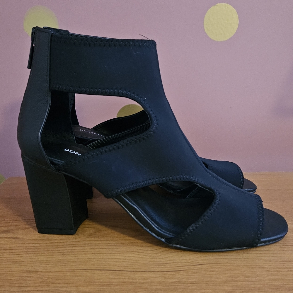 Donald/Pliner Black Heels - Picture 2 of 9
